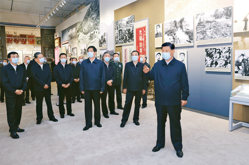2020年10月19日，黨和國(guó)家領(lǐng)導(dǎo)人習(xí)近平、李克強(qiáng)、栗戰(zhàn)書(shū)、汪洋、王滬寧、趙樂(lè)際、韓正、王岐山等在中國(guó)人民革命軍事博物館參觀“銘記偉大勝利　捍衛(wèi)和平正義——紀(jì)念中國(guó)人民志愿軍抗美援朝出國(guó)作戰(zhàn)70周年主題展覽”。新華社記者 鞠鵬/攝